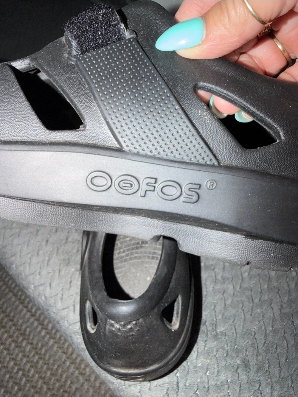 OOFOS Black mens Slip-On Vented Sandals M11 / W13
